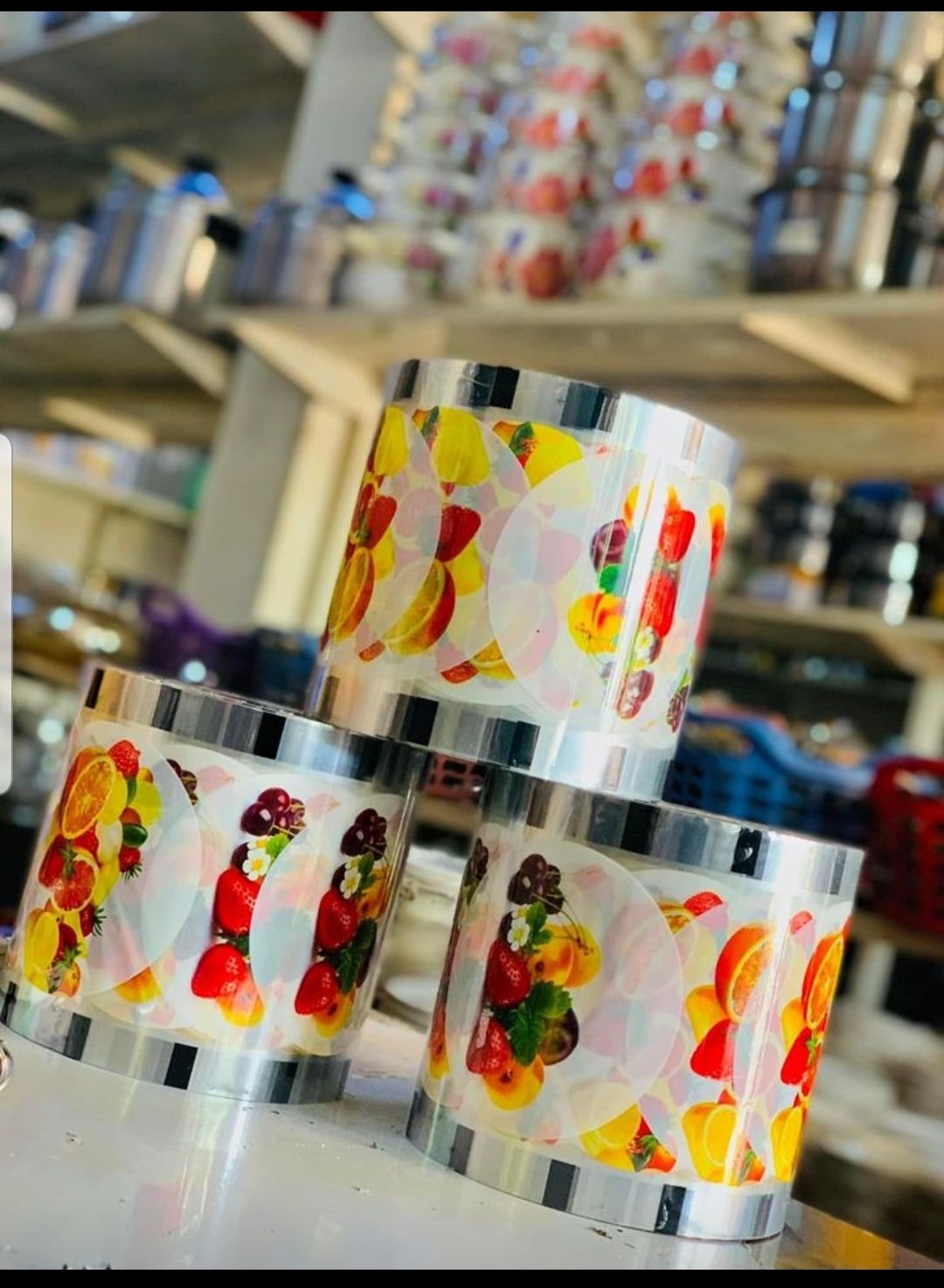 machine à scellés les gobelets jetables plein de jus