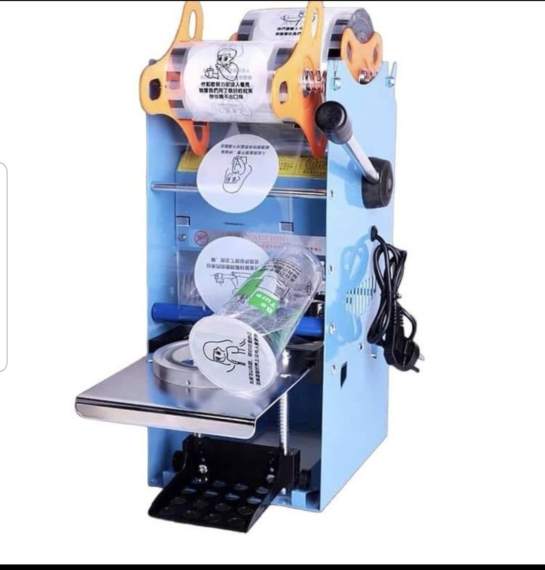 machine à scellés les gobelets jetables plein de jus