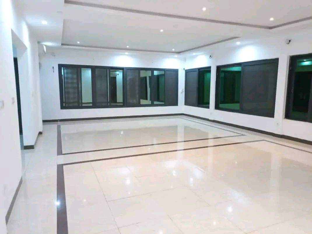 BELLE VILLA BASSE 08 PIÈCES À LOUER OUAGA 2000 ZONE B