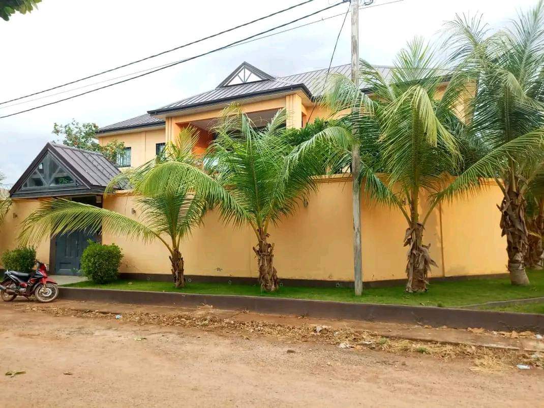 BELLE VILLA BASSE 08 PIÈCES À LOUER OUAGA 2000 ZONE B