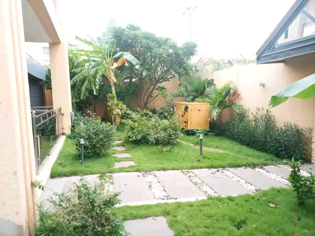 BELLE VILLA BASSE 08 PIÈCES À LOUER OUAGA 2000 ZONE B