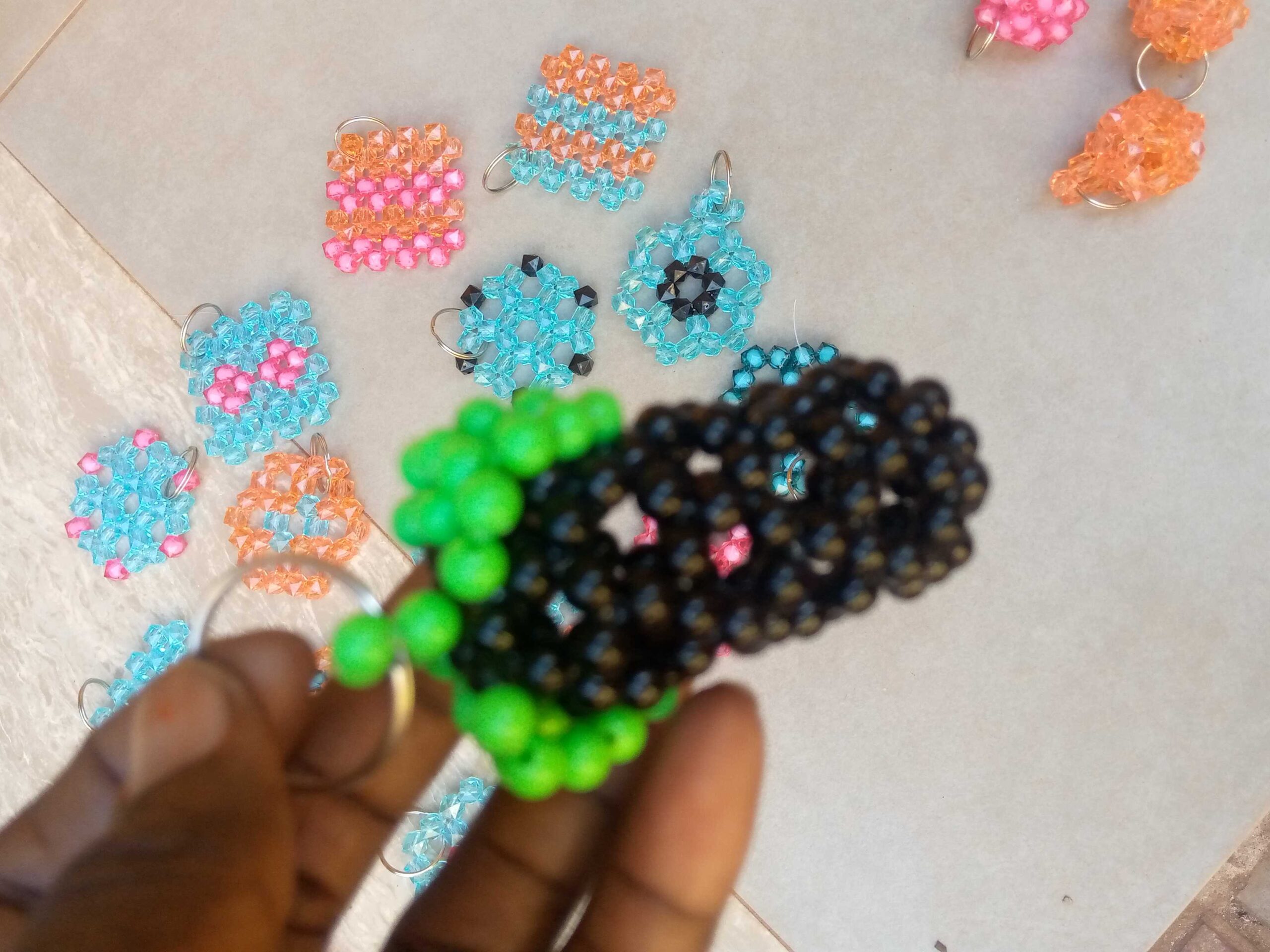 Porte clés en forme d’ aubergine en perles