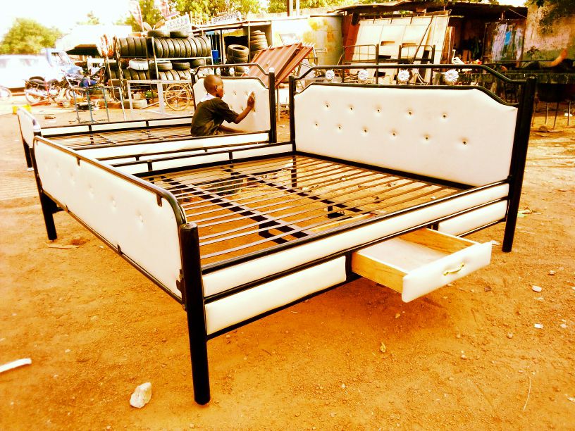 Lit en fer très résistant et confortable