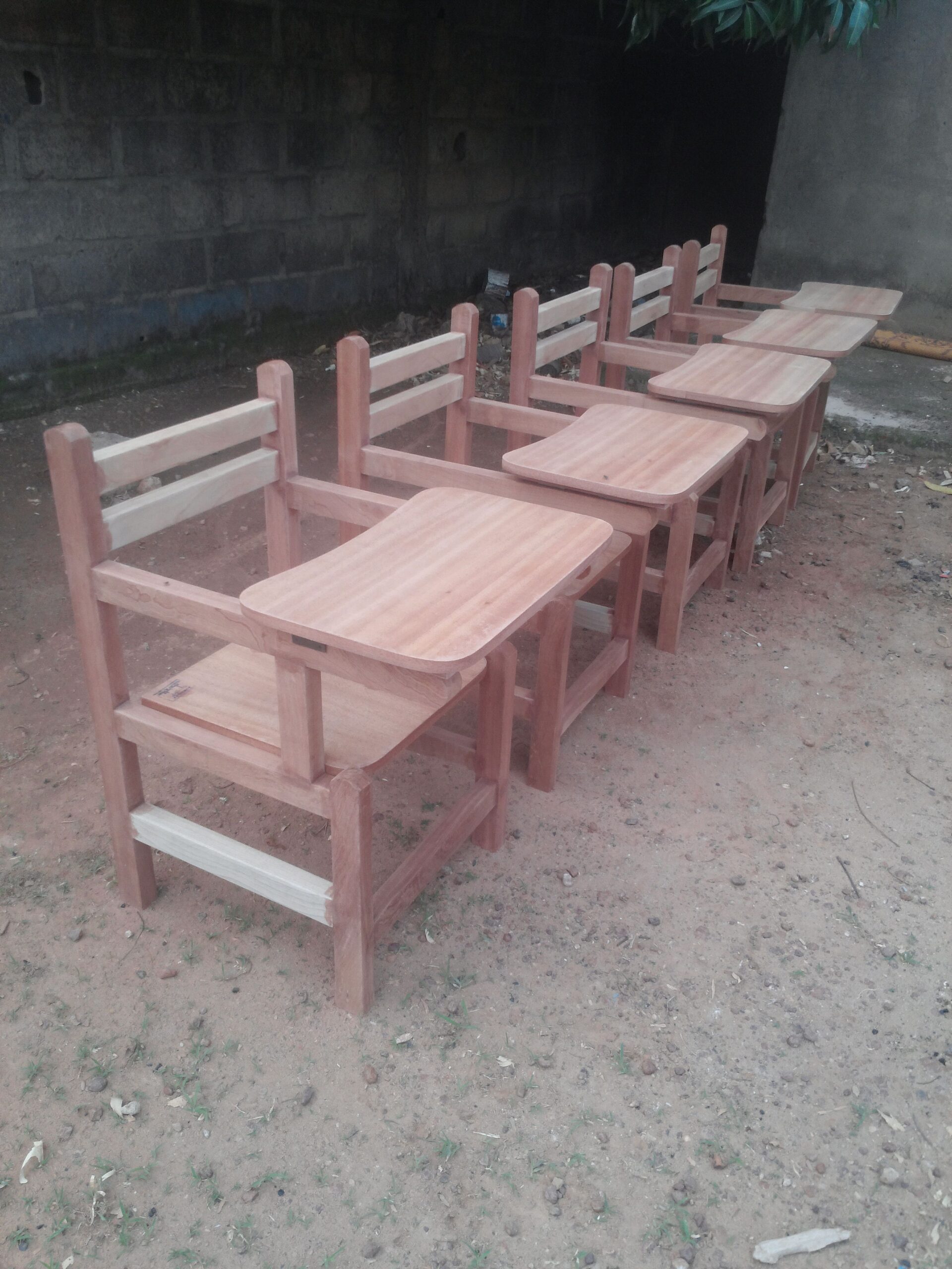 Jouets et tables pour maternelle