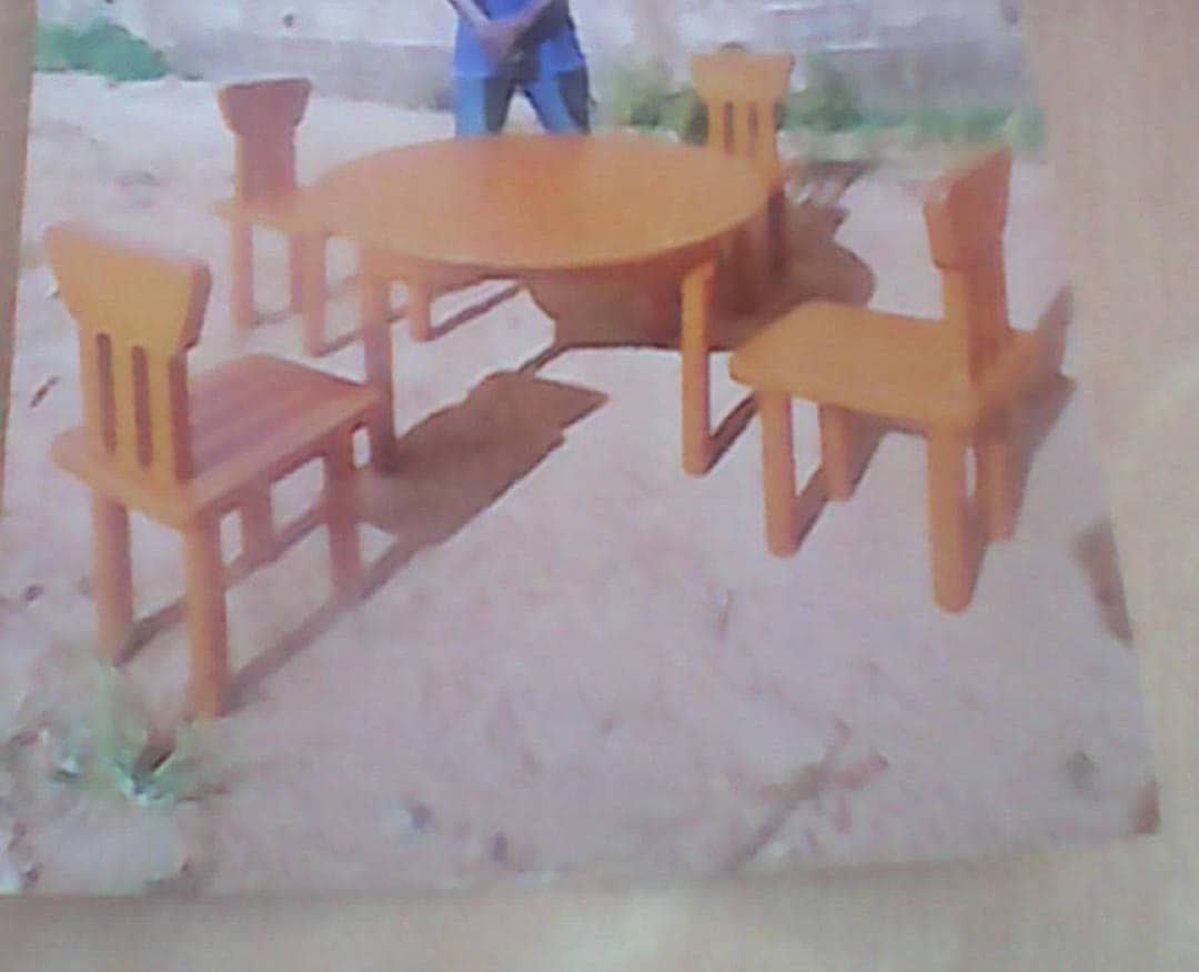 Jouets et tables pour maternelle