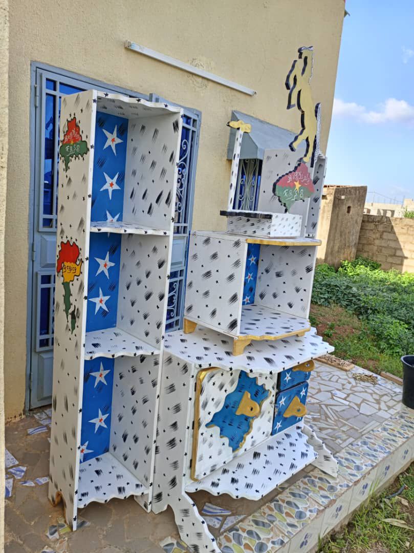 Nous disposons des meubles de maisons de bureaux et des baby foot de qualité supérieure déjà prêt et sur commande d’un délai de 7 jours pas plus